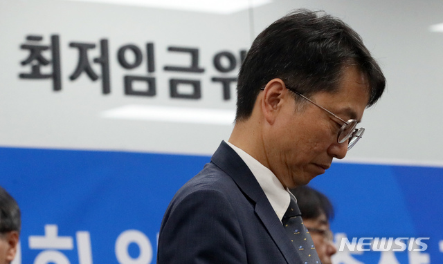 【세종=뉴시스】강종민 기자 = 30일 오전 정부세종청사 최저임금위원회 전원회의장에서 박준식 위원장이 이동하고 있다.이날 이재갑 고용노동부 장관에게 위촉장을 받은 박 위원장은 위원들의 투표를 통해 위원장으로 선임됐다. 2019.05.30. ppkjm@newsis.com