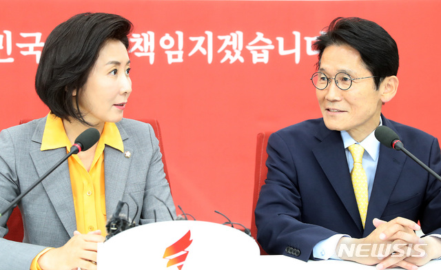 【서울=뉴시스】이종철 기자 = 연임된 윤소하 정의당 원내대표가 30일 서울 여의도 국회에서 자유한국당 나경원 원내대표를 예방하여 의견을 나누고 있다. 2019.05.30. jc4321@newsis.com