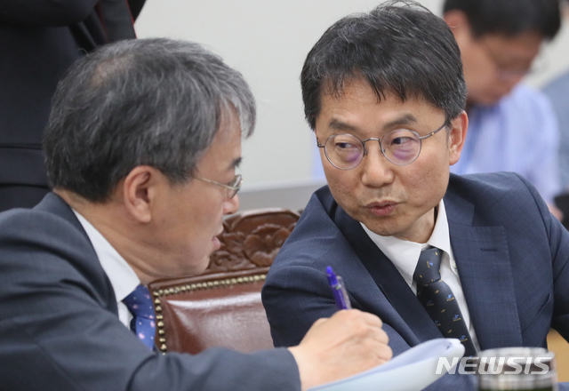 【세종=뉴시스】강종민 기자 = 30일 오전 정부세종청사 최저임금위원회 전원회의장에서 박준식 위원장이 공익위원과 대화를 나누고 있다.이날 이재갑 고용노동부 장관에게 위촉장을 받은 박 위원장은 위원들의 투표를 통해 위원장으로 선임됐다. 2019.05.30. ppkjm@newsis.com