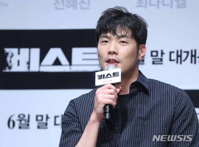 【서울=뉴시스】조수정 기자 = 배우 최다니엘이 영화 '비스트' 제작보고회가 열린 30일 오전 서울 강남구 신사동 CGV압구정에서 질문에 답하고 있다. 영화 '비스트'는 6월 말 개봉한다.&nbsp; 2019.05.30. chocrystal@newsis.com