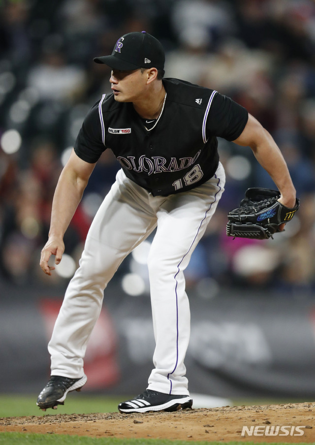 【덴버(미국)=AP/뉴시스】 콜로라도 로키스 오승환이 30일(한국시간) 미국 콜로라도주 덴버 쿠어스필드에서 열린 2019 메이저리그 애리조나 다이아몬드백스와의 경기에서 6회 역투하고 있다. 