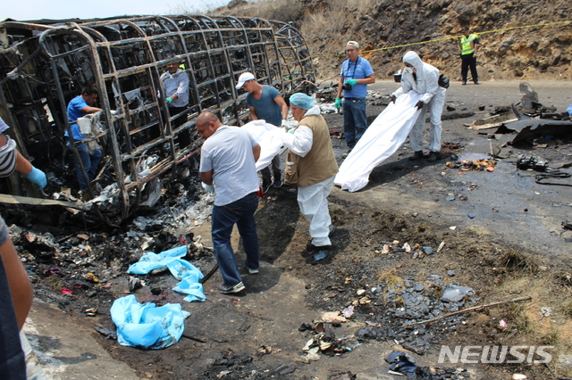 【베라크루스( 멕시코)=AP/뉴시스】 멕시코의 베르크루스주 산악지대의 고속도로에서 지난 5월 29일 21명이 죽고 30명이 다친 발생한 버스사고 현장. 멕시코 산악지대에서는 자주 대형 버스사고가 일어나 많은 사상자를 내고 있다. 