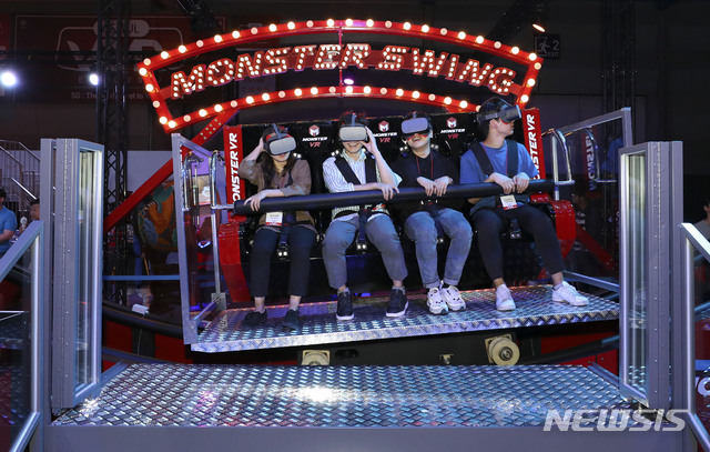 【서울=뉴시스】최진석 기자 =30일 오전 서울 강남구 코엑스에서 열린 '서울 VR AR 엑스포 2019'를 찾은 관람객들이 VR 체험을 하고 있다. 2019.05.30.myjs@newsis.com