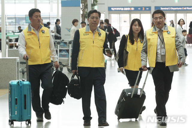 【인천공항=뉴시스】 헝가리 부다페스트에서 우리 국민 33명을 태운 유람선이 침몰한 가운데 지난 30일 오후 외교부 신속대응팀 1진이 인천공항을 통해 현지로 출국하고 있다. 2019.05.30.photo@newsis.com