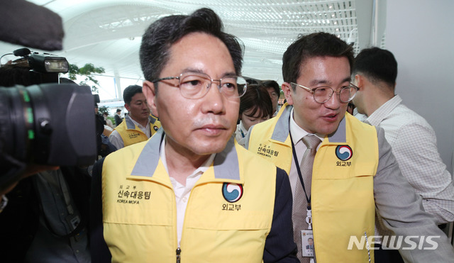 【인천공항=뉴시스】 헝가리 부다페스트에서 우리 국민 33명을 태운 유람선이 침몰한 가운데 30일 오후 외교부 신속대응팀 1진이 인천공항을 통해 현지로 출국하고 있다. 2019.05.30.photo@newsis.com