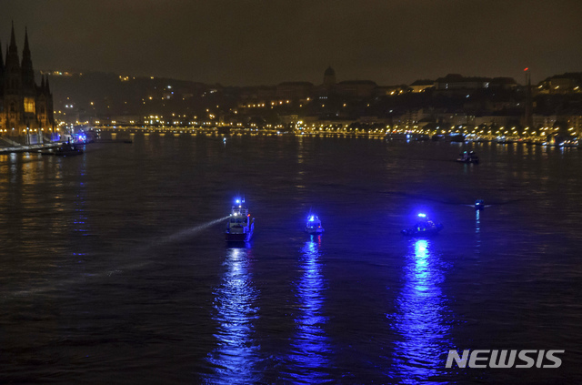 【부다페스트=AP/뉴시스】헝가리 수도 부다페스트에서 지난 29일(현지시간) 한국 관광객들이 탄 유람선이 다른 배와 충돌해 침몰한 가운데, 30일(현지시간) 사고가 발생한 다뉴브강에서 구조선들이 조명을 비추며 생존자들을 찾고 있다. 2019.05.30
