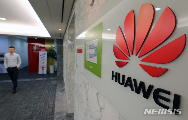 【서울=뉴시스】배훈식 기자 = 중국 화웨이가 30일 서울 중구 한국 지사에 미중 갈등으로 개소식 연기 가능성도 점쳐졌던 5G 오픈 랩을 개소했다. 사진은 이날 오후 화웨이코리아 사무실 모습. 2019.05.30. dahora83@newsis.com