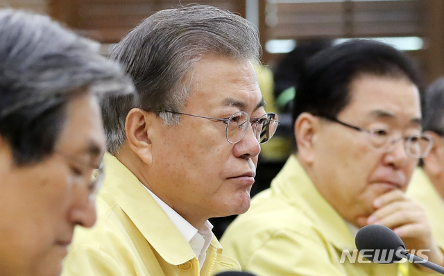 【서울=뉴시스】전신 기자 = 문재인 대통령이 30일 청와대 여민관에서 열린 헝가리 유람선 사고 관련 관계장관 대책회의에서 심각한 표정으로 보고를 받고 있다. 2019.05.30. (사진=청와대 제공)&nbsp; photo@newsis.com