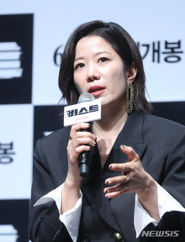 【서울=뉴시스】조수정 기자 = 배우 전혜진이 영화 '비스트' 제작보고회가 열린 30일 오전 서울 강남구 신사동 CGV압구정에서 질문에 답하고 있다. 영화 '비스트'는 6월 말 개봉한다.&nbsp; 2019.05.30. chocrystal@newsis.com
