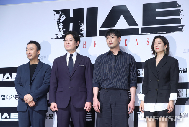 【서울=뉴시스】조수정 기자 = 영화 '비스트' 제작보고회가 열린 30일 오전 서울 강남구 신사동 CGV압구정에서 배우들이 포즈를 취하고 있다. 이성민, 유재명, 최다니엘, 전혜진. 영화 '비스트'는 6월 말 개봉한다.&nbsp; 2019.05.30. chocrystal@newsis.com
