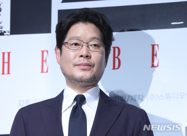 【서울=뉴시스】조수정 기자 = 영화 '비스트' 제작보고회가 열린 30일 오전 서울 강남구 신사동 CGV압구정에서 배우 유재명이 포즈를 취하고 있다. 영화 '비스트'는 6월 말 개봉한다.&nbsp; 2019.05.30. chocrystal@newsis.com