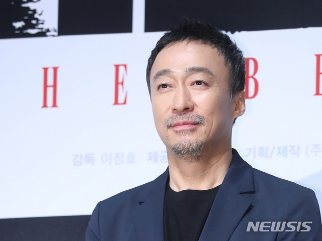 【서울=뉴시스】조수정 기자 = 영화 '비스트' 제작보고회가 열린 30일 오전 서울 강남구 신사동 CGV압구정에서 배우 이성민이 포즈를 취하고 있다. 영화 '비스트'는 6월 말 개봉한다.&nbsp; 2019.05.30. chocrystal@newsis.com