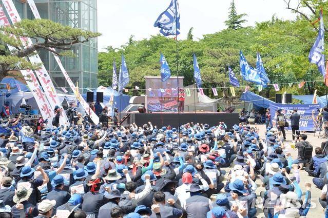 【울산=뉴시스】배병수 기자 = 현대중공업 물적분할 주주총회 하루 앞둔 30일 오후 울산 동구 한마음회관 앞에서 민주노총 조합원들이 주주총회 저지를 결의하며 구호를 외치고 있다. 2019.05.30. bbs@newsis.com