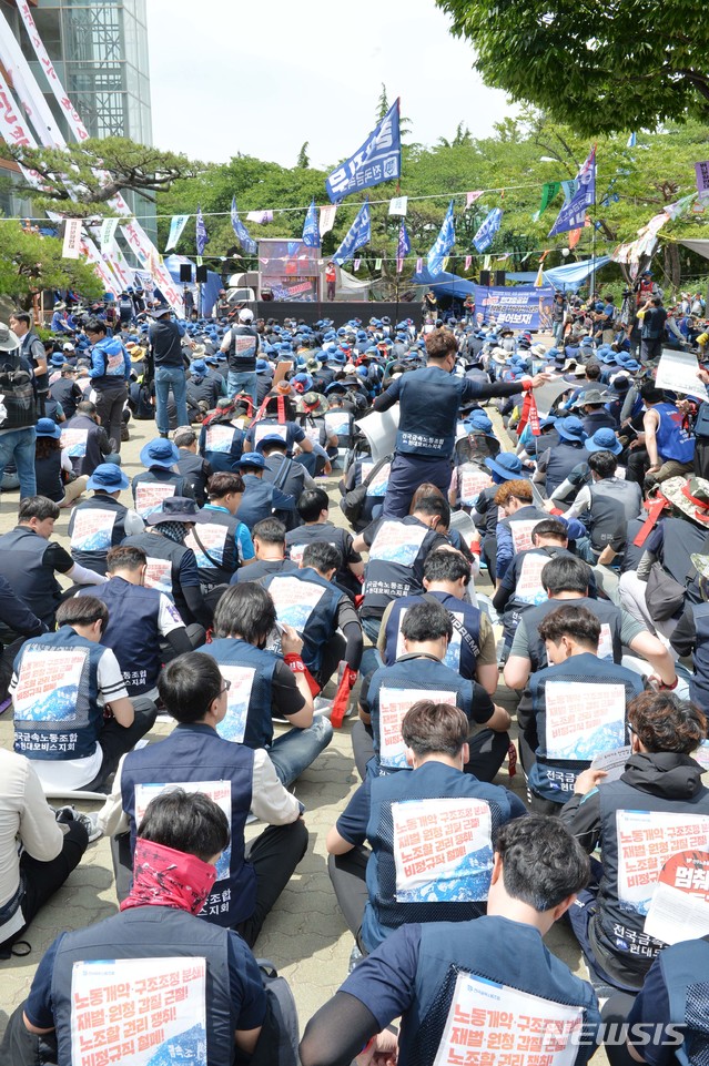 【울산=뉴시스】배병수 기자 = 현대중공업 물적분할 주주총회 하루 앞둔 30일 오후 울산 동구 한마음회관 앞에서 민주노총 조합원들이 주주총회 저지를 결의하며 구호를 외치고 있다. 2019.05.30. bbs@newsis.com