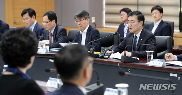 【서울=뉴시스】박주성 기자 = 손병두 금융위원회 부위원장이 30일 오후 서울 세종로 정부서울청사 금융위원회 대회의실에서 열린 가계부채 관리 점검회의에서 모두발언을 하고 있다. 2019.05.30.&nbsp; park7691@newsis.com