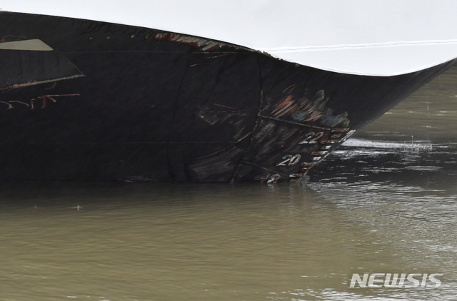 【부다페스트(헝가리)=AP/뉴시스】29일(이하 현지시간) 헝가리 부다페스트 다뉴브강에서 한국인 관광객 등이 탑승한 유람선 '하블레아니'와 충돌했던 바이킹 호텔선이 하단에 충돌 흔적을 남긴 채 30일 다뉴브강에 정박해 있다. 현재까지 한국인 7명과 유람선 승무원으로 추정되는 헝가리인 1명이 숨진 것으로 확인된 가운데 수색작업이 이어지고 있다. 2019.05.30.