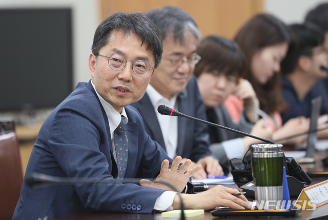 【세종=뉴시스】강종민 기자 = 내년도 최저임금을 결정하는 최저임금위원회의 위원장으로 선임된 박준식 위원장이 30일 오후 정부세종청사에서 기자들의 질문에 답하고 있다. 2019.05.30. ppkjm@newsis.com