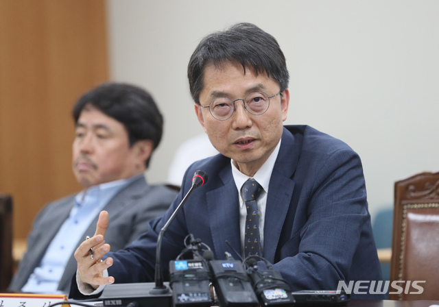 【세종=뉴시스】강종민 기자 = 내년도 최저임금을 결정하는 최저임금위원회의 위원장으로 선임된 박준식 위원장이 30일 오후 정부세종청사에서 기자들의 질문에 답하고 있다. 2019.05.30.&nbsp; ppkjm@newsis.com