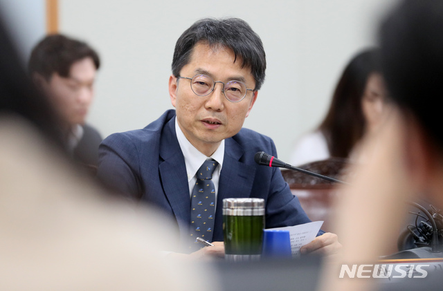 【세종=뉴시스】강종민 기자 = 내년도 최저임금을 결정하는 최저임금위원회의 위원장으로 선임된 박준식 위원장이 30일 오후 정부세종청사에서 기자들의 질문에 답하고 있다. 2019.05.30. ppkjm@newsis.com