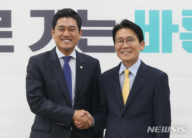 【서울=뉴시스】고승민 기자 = 원내대표직을 연임한 정의당 윤소하 원내대표가 30일 서울 여의도 국회 바른미래당에서 오신환 원내대표를 예방하고 있다. 2019.05.30.kkssmm99@newsis.com