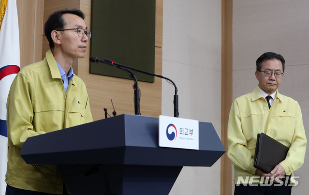 【서울=뉴시스】박주성 기자 = 강형식(왼쪽)외교부 해외안전기획관과 김인철 외교부 대변인이 30일 오후 서울 도렴동 외교부 청사 브리핑룸에서 헝가리 유람선 사고 관련 브리핑 도중 취재진 질문을 경청하고 있다. 2019.05.30.&nbsp; park7691@newsis.com