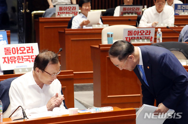 【서울=뉴시스】이종철 기자 = 30일 서울 여의도 국회에서 열린 더불어민주당 국회의원 워크숍에서 홍남기 경제부총리가 이해찬 대표에게 인사를 하고 있다. 2019.05.30.&nbsp; jc4321@newsis.com