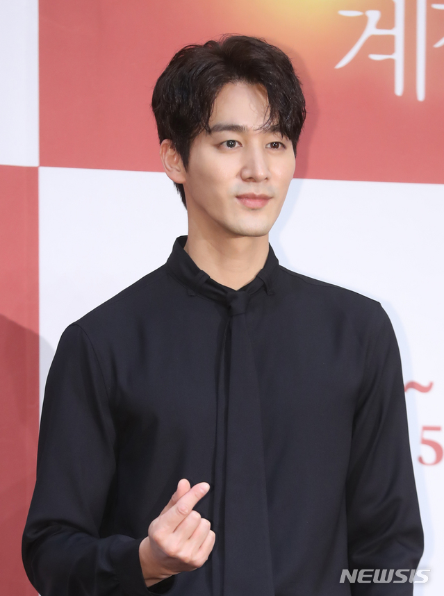 【서울=뉴시스】조수정 기자 = 배우 오창석이 KBS 2TV 일일드라마 '태양의 계절' 제작발표회가 열린 30일 오후 서울 구로구 라마다서울신도림에서 포즈를 취하고 있다. 태양의계절은 오는 6월 3일 저녁 7시 50분 첫방송된다. 2019.05.30. chocrystal@newsis.com