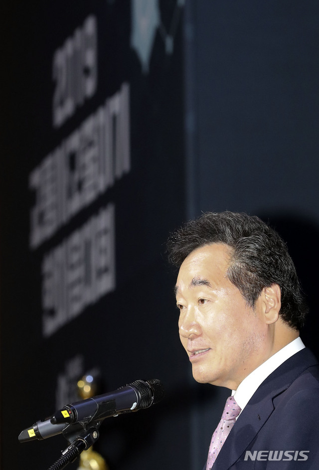 【서울=뉴시스】최진석 기자 = 이낙연 국무총리가 30일 오후 서울 강남구 코엑스에서 열린 '2019 교통사고 줄이기 한마음대회'에서 격려사를 하고 있다. 2019.05.30.myjs@newsis.com