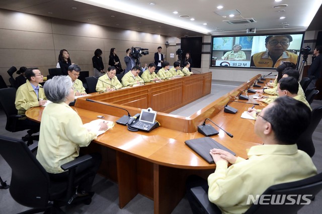 【서울=뉴시스】박주성 기자 = 강경화 외교부장관이 30일 오후 서울 도렴동 외교부청사 재외국민보호대책본부 종합상황실에서 열린 헝가리 유람선 침몰사고 관련 대책회의에 참석해 화상으로 최규식 주헝가리대사와 현지 상황에 대해 논의하고 있다. 2019.05.30. photo@newsis.com