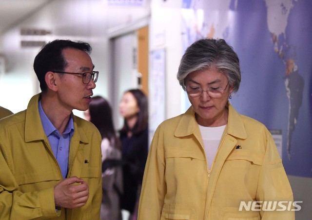 【서울=뉴시스】박주성 기자 = 강경화 외교부 장관이 30일 서울 도렴동 외교부청사에 마련된 재외국민 보호 대책본부 종합상황실에서 열린 헝가리 유람선 침몰 사고 관련 장관 주재 대책 회의에 참석하며 강형식 해외안전기획관으로부터 보고를 받고 있다. 2019.05.30.&nbsp; photo@newsis.com