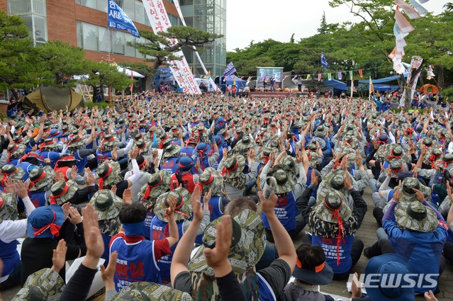 【울산=뉴시스】배병수 기자 = 현대중공업 물적분할 주주총회를 하루 앞둔 30일 오후 울산 동구 한마음회관 앞에서 민주노총 영남권 노동자대회가 열리고 있다. 2019.05.30. bbs@newsis.com