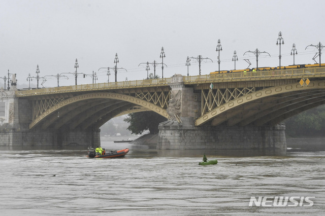 30일 오전 충돌 현장인 마르기트교 교각 앞에서 수색 작업이 진행되고 있다&nbsp; AP