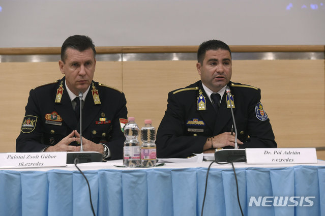 다뉴브강 충돌 사고 발생 15시간 뒤인 30일 오전 11시반 수도 재난관리 책임자(왼쪽)과 수도 경찰부국장이 기자회견을 하고 있다&nbsp; AP