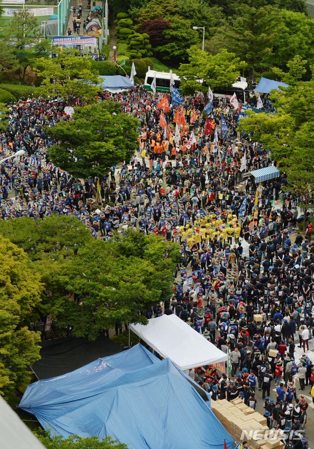 【울산=뉴시스】배병수 기자 = 현대중공업 물적분할 주주총회 하루 앞둔 30일 오후 울산 동구 한마음회관 앞에서 민주노총 영남권 노동자대회가 개최되고 있다. 2019.05.30. bbs@newsis.com