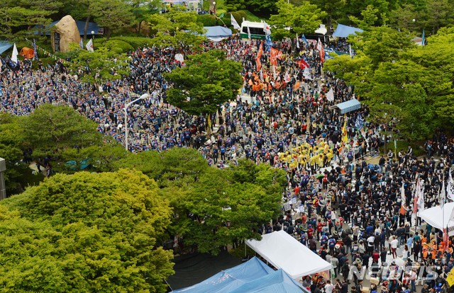 【울산=뉴시스】배병수 기자 = 현대중공업 물적분할 주주총회 하루 앞둔 30일 오후 울산 동구 한마음회관 앞에서 민주노총 조합원들이 주주총회 저지를 위한 결의대회가 열리고 있다. 2019.05.30. bbs@newsis.com.