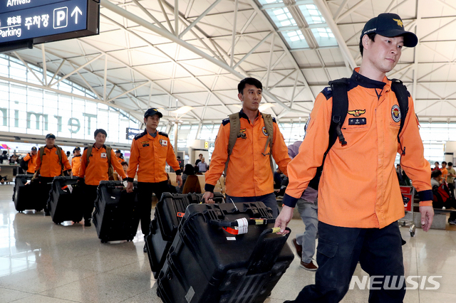 【인천공항=뉴시스】김병문 기자 = 헝가리 부다페스트 다뉴브강에서 발생한 유람선 침몰사고 구조 작업을 위해 소방청 국제구조대원들이 30일 오후 인천국제공항 제2터미널을 통해 출국하고 있다. 2019.05.30.  dadazon@newsis.com