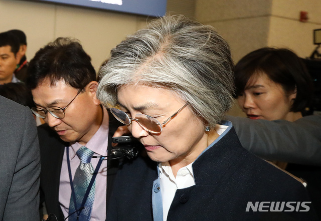 【인천공항=뉴시스】이영환 기자 = 강경화 외교부 장관이 헝가리 부다페스트 다뉴브강에서 침몰한 유람선 사고 현장으로 가기 위해 30일 오후 인천공항을 통해 출국하고 있다. 2019.05.30.&nbsp; 20hwan@newsis.com