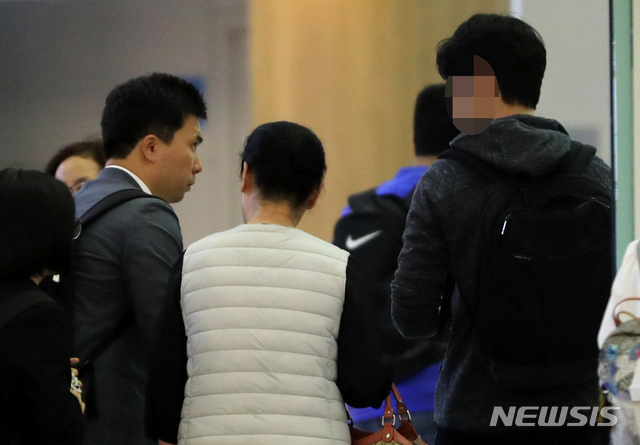 【인천공항=뉴시스】이영환 기자 = 30일 오후 인천공항에서 헝가리 부다페스트 다뉴브강에서 침몰한 유람선 사고 피해자 가족이 현장으로 향하기 위해 출국장으로 이동하고 있다. 2019.05.30.&nbsp; 20hwan@newsis.com