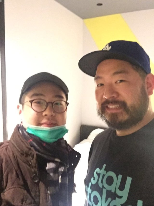 【서울=뉴시스】반북단체 자유조선은 29일(현지시간) 홈페이지에 김정남의 아들 김한솔(왼쪽)과 그를 안전한 곳으로 대피시켜줬던 한국계 미국인 크리스토퍼 안의 사진을 공개했다. 자유조선은 이날 홈페이지에 올린 글에서 김정남 암살 후인 2017년 2월 김한솔이 자유조선(당시 천리마민병대)측에 도움을 요청했고, 이에 에이드리언 홍 창과 크리스토퍼 안이 김한솔과 그의 어머니, 여동생을 안전한 곳으로 대피시켰다고 밝혔다. 또 김한솔은 좋은 청년이며, 자유조선의 리더가 아니라고 강조했다. 또 미국은 '진정한 영웅'인 크리스토퍼 안을 석방하고, 에이드리언 홍 창의 추적을 중단하라고 요구했다. <사진출처: 자유조선 홈페이지> 2019.05.30 