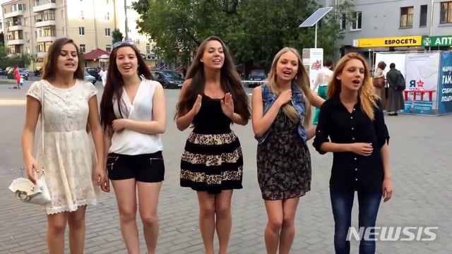 【서울=뉴시스】러시아의 알루미늄 생산회사 타트프로프가 한 달 간 여성스러움 촉진 운동(femininity marathon)을 펼친다며 치마를 입고 화장한데다 머리를 틀어올린 모습으로 출근하는 여성들에게 하루 100루블(1835원)을 추가 수당으로 지불한다고 밝혀 거센 비난을 받고 있다고 AFP 통신이 30일 보도했다. 러시아 여성들의 모습. <사진 : 구글 이미지> 2019.5.31
