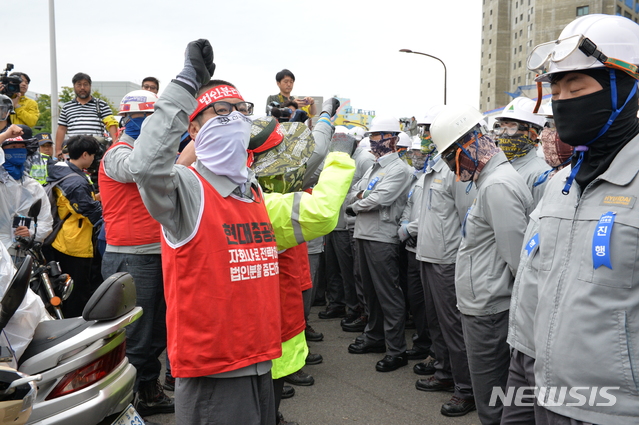 【울산=뉴시스】배병수 기자 = 31일 오전 현대중공업 노조 관계자들이 회사의 물적분할에 반대하며 주주총회장인 울산 동구 한마음회관에서 사측 관계자들과 대치하고 있다. 2019.05.31. bbs@newsis.com