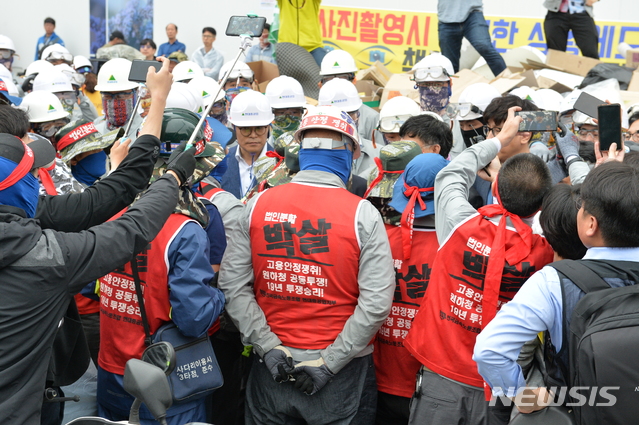  【울산=뉴시스】배병수 기자 = 31일 오전 현대중공업 노조가 회사의 물적분할에 반대하며 주주총회장인 울산 동구 한마음회관에서 사측과 대치하고 있다. 2019.05.31.&nbsp;&nbsp;&nbsp; bbs@newsis.com. 