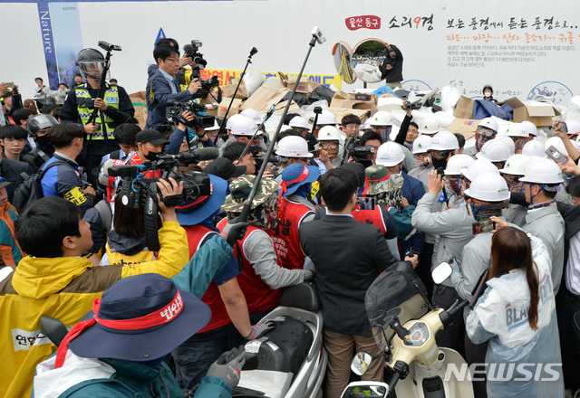 【울산=뉴시스】배병수 기자 = 31일 오전 현대중공업 노조가 회사의 물적분할에 반대하며 주주총회장인 울산 동구 한마음회관에서 사측과 대치하고 있다. 2019.05.31.&nbsp;&nbsp;&nbsp; bbs@newsis.com. 