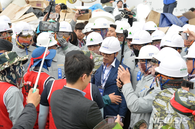 【울산=뉴시스】배병수 기자 = 31일 오전 현대중공업 노조가 회사의 물적분할에 반대하며 주주총회장인 울산 동구 한마음회관에서 사측과 대치하고 있다. 2019.05.31.&nbsp;&nbsp;&nbsp; bbs@newsis.com.