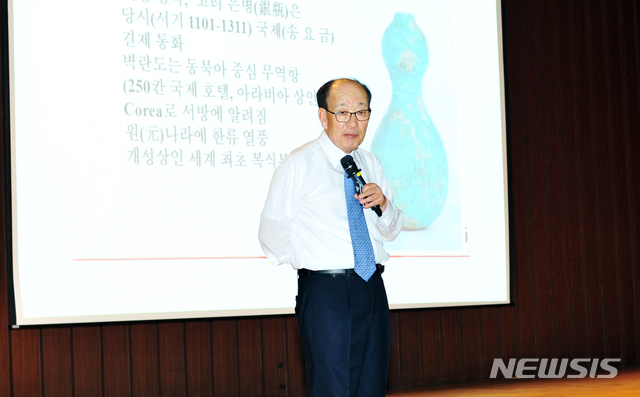 【아산=뉴시스】이종익 기자 = 순천향대학교 피닉스 강좌 특강에 나선 허성관 전 행정자치부장관이 '국가혁신과 바른 역사'를 주제로 역사의 중요성을 강조하고 있다. 2019.05.31. (사진=순천향대 제공) photo@newsis.com