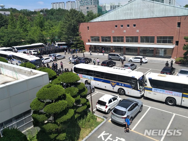 【울산=뉴시스】배병수 기자 = 31일 오전 울산대학교 체육관에서 열린 현대중공업 임시 주주총회장 주변을 경찰 버스가 둘러싸고 있다. 2019.05.31. bbs@newsis.com 