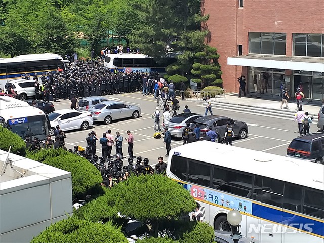 【울산=뉴시스】배병수 기자 = 31일 오전 울산대학교 체육관에서 열린 현대중공업 임시주주총회장 주변에 경찰 차량이 둘러싸고 있다. 2019.05.31. bbs@newsis.com 
