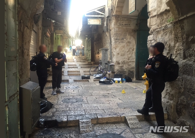 【서울=뉴시스】예루살렘 올드시티에서 31일 흉기난동이 벌어져 이스라엘인 2명이 부상을 입었다. 사진은 이스라엘 외무부가 공개한 현장 모습. (출처=이스라엘 외무부 트위터) 2019.05.31.