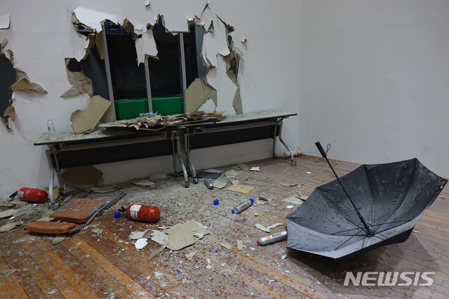 【울산=뉴시스】박수지 기자 = 31일 오전 울산대학교 체육관에서 현대중공업의 임시주주총회가 열린 가운데 뒤늦게 도착한 노조원들이 내부 벽면을 파손시켰다. 2019.05.31. parksj@newsis.com