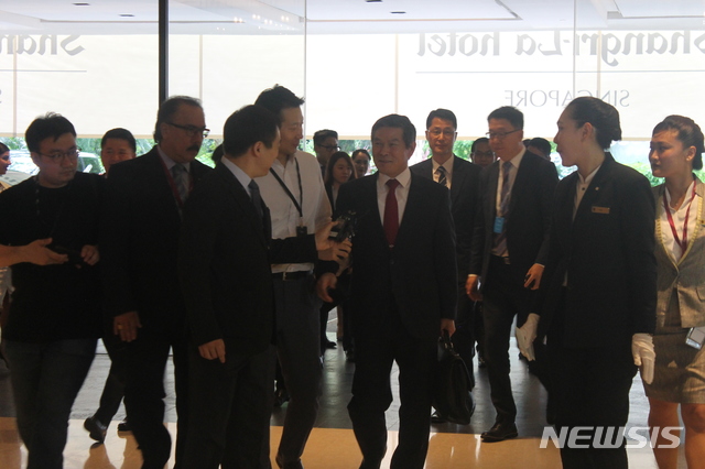 【싱가포르=뉴시스】정경두 국방부 장관이 31일(현지시간) 제18차 아시아안보회의(샹그릴라 대화)가 열린 싱가포르 샹그릴라 호텔에 들어서고 있다. 2019.05.31. photo@newsis.com